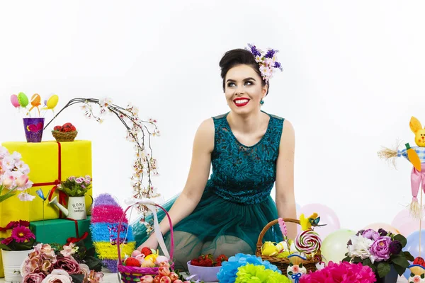 Estilo Pascua, mujer con maquillaje y decoraciones específicas de Pascua —  Fotos de Stock