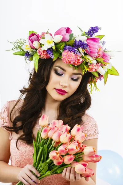 Mujer de belleza con ramo de flores de primavera. Hermosa chica con una B — Foto de Stock