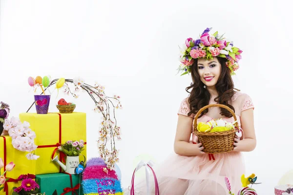 Χαμογελαστή γυναίκα που κρατά το καλάθι του Πάσχα με χρωματιστά αυγά — Φωτογραφία Αρχείου