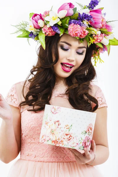 Όμορφη μελαχρινή ανοίγει ένα κουτί δώρου με διακόσμηση διακοπών — Φωτογραφία Αρχείου