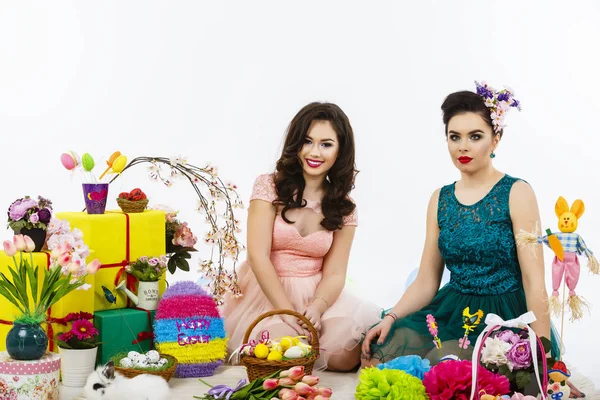Zwei schöne Freundinnen, Korb mit Eiern und Blumendeko — Stockfoto