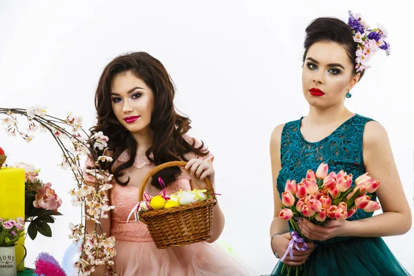 两个美丽的女朋友女孩, 篮子鸡蛋和装饰花 — 图库照片