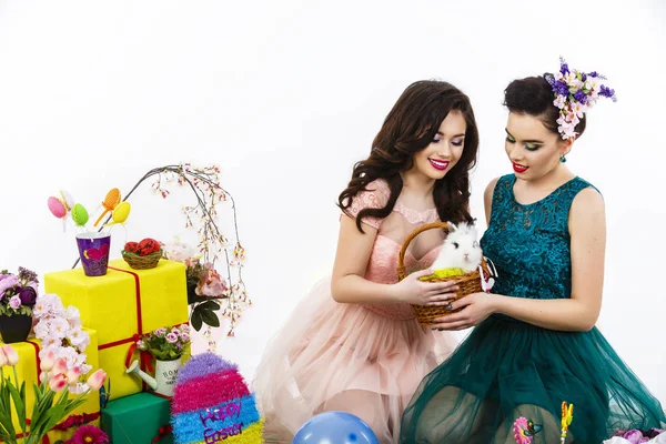 Két gyönyörű nő játszik a húsvéti dekoráció a nyúl. — Stock Fotó