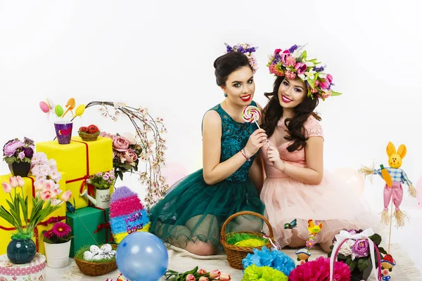 Dos hermosas chicas amigas, cesta con huevos y flor deco — Foto de Stock