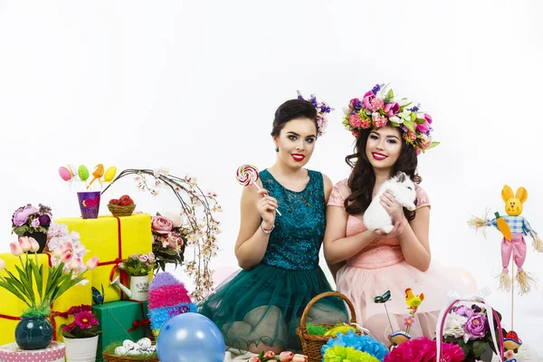 Két gyönyörű nő játszik a húsvéti dekoráció a nyúl. — Stock Fotó