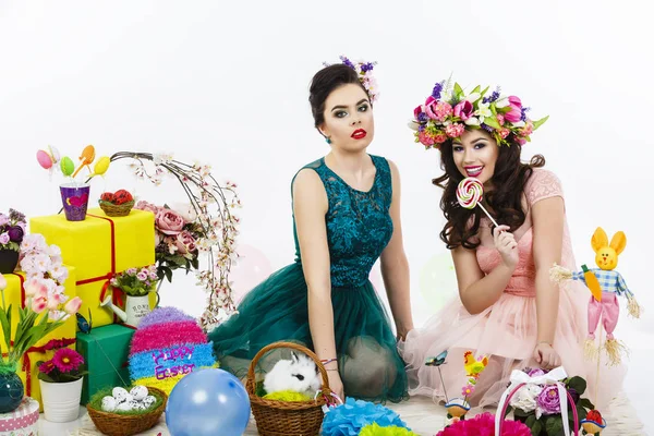 Две красивые девушки девушка, корзина с яйцами и цветочным деко — стоковое фото