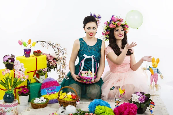Dos hermosas chicas amigas, cesta con huevos y flor deco — Foto de Stock