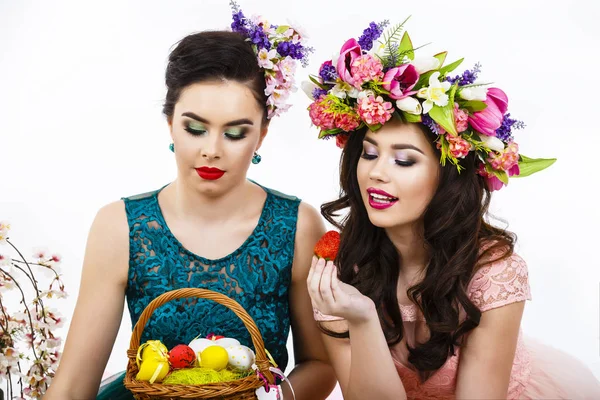 Dos hermosas amigas con fresas y flujo de decoración —  Fotos de Stock
