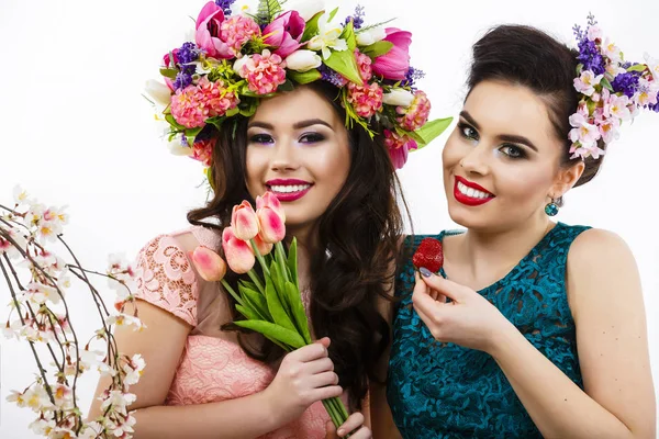 Duas amigas bonitas com doces e decoração de flores. pocilga — Fotografia de Stock