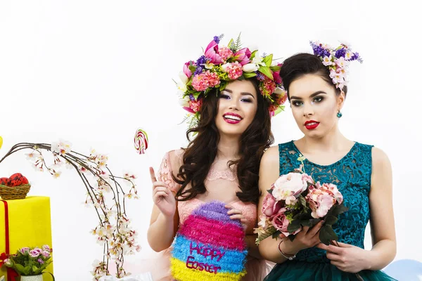 Twee mooie vriendinnen met snoep en bloem decoratie. stal — Stockfoto