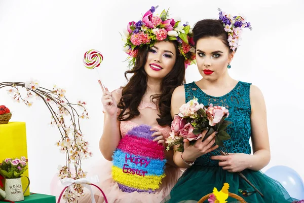 Dos hermosas amigas con dulces y decoración de flores. Tetona — Foto de Stock