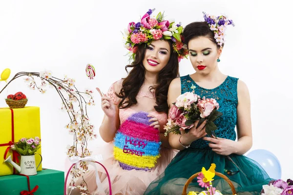 Dos hermosas amigas con dulces y decoración de flores. Tetona —  Fotos de Stock