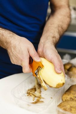 Adam mutfakta tezgahın üzerine patates soyarken oldu