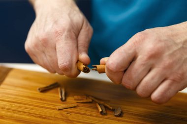 Adam tarçın çubuğu bir ahşap tahta kırma