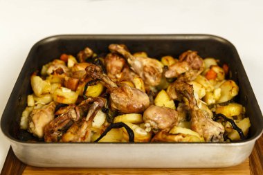 Izgara tavuk drumsticks patates cipsi ile closeup