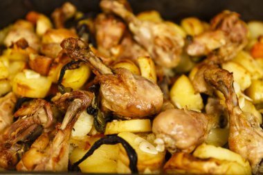 Izgara tavuk drumsticks patates cipsi ile closeup