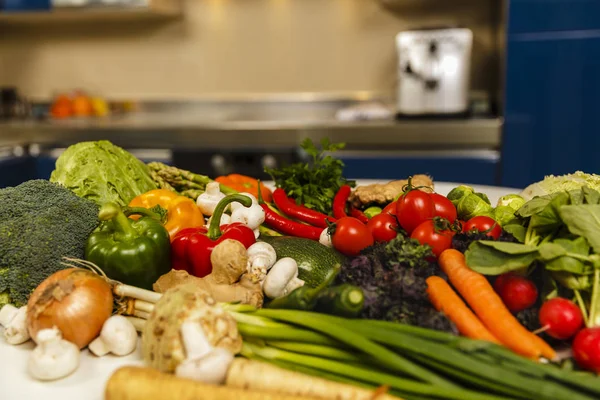 Verschiedene Gemüsesorten auf dem Küchentisch — Stockfoto