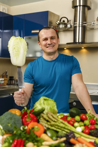 Muž s širokou škálu zeleniny, připravené k vaření — Stock fotografie