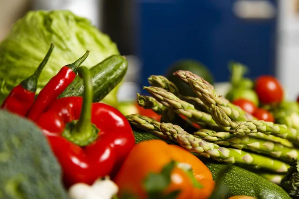 Groep van diverse groenten op het bord van de keuken — Stockfoto