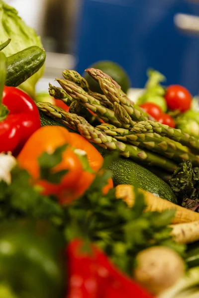 Groep van diverse groenten op het bord van de keuken — Stockfoto