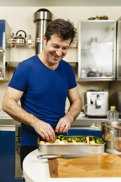 Cuisiner à la maison - l'homme prépare un plateau de pilons de poulet et — Photo