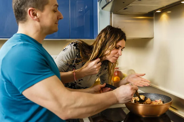 Pár vaření doma, manželka není dojem s Markét manžela — Stock fotografie