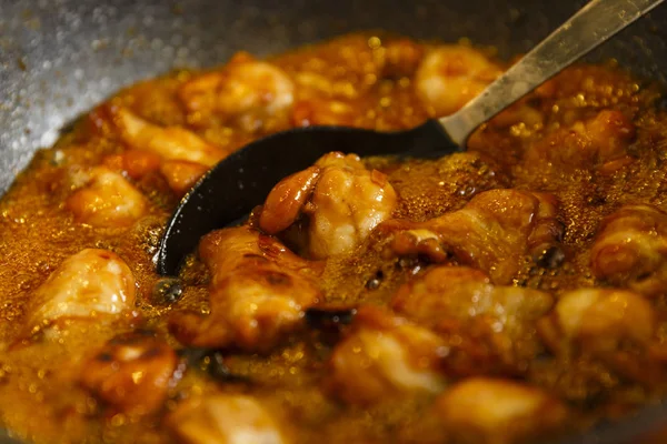 Крупный план карамельных куриных крылышек в воке приготовления пищи, тайские reci — стоковое фото