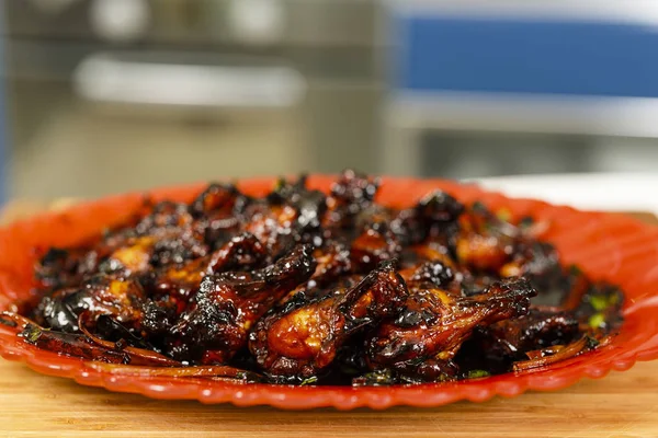 Närbild av läckra karamelliserad kycklingvingar, en asiatiska recept — Stockfoto