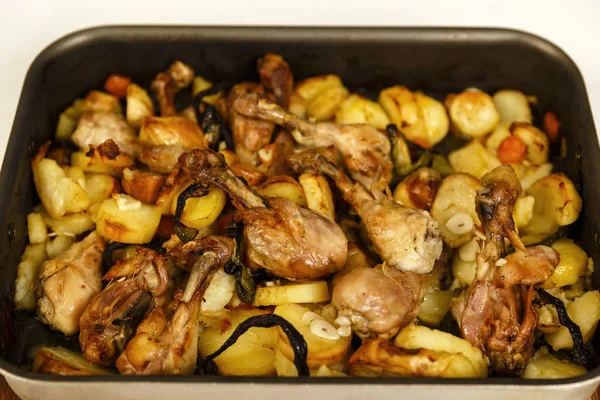 Closeup of grilled chicken drumsticks with potato chips — Stock Photo, Image