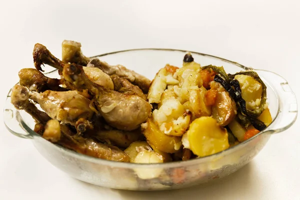 Closeup of grilled chicken drumsticks with potato chips — Stock Photo, Image