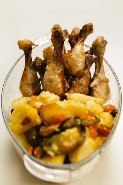 Closeup of grilled chicken drumsticks with potato chips — Stock Photo, Image