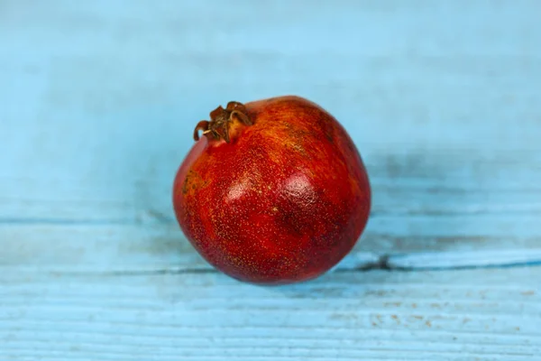 Closeup of a papaya fruit over blurred background — Stock Photo, Image