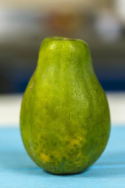Nahaufnahme einer Papaya-Frucht vor verschwommenem Hintergrund — Stockfoto