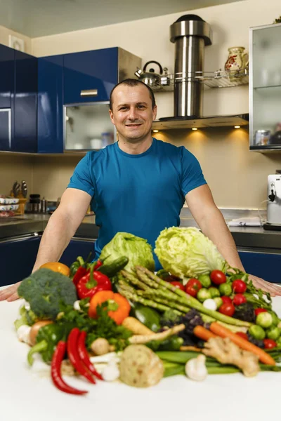 Adam, sebze, hazır pişmiş olması büyük bir çeşitlilik ile — Stok fotoğraf
