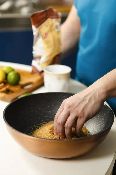 Összetevők hozzáadása a karamellizált cukor egy wok ember — Stock Fotó
