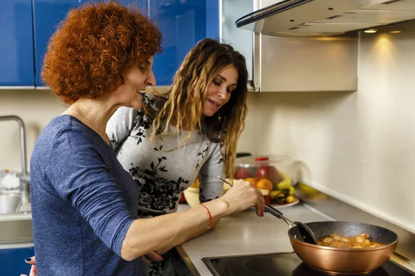 Barátnők főzés otthon együtt, és a szórakozás — Stock Fotó