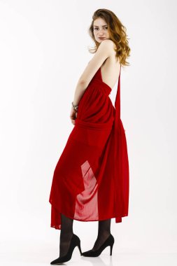 Tam vücut dikey, güzel kızıl saçlı bir kadın