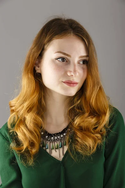 Kızıl saçlı ve çilli güzel bir kadın portresi — Stok fotoğraf