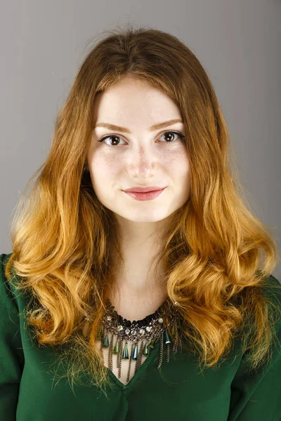 Portret van een mooie vrouw met rood haar en sproeten — Stockfoto