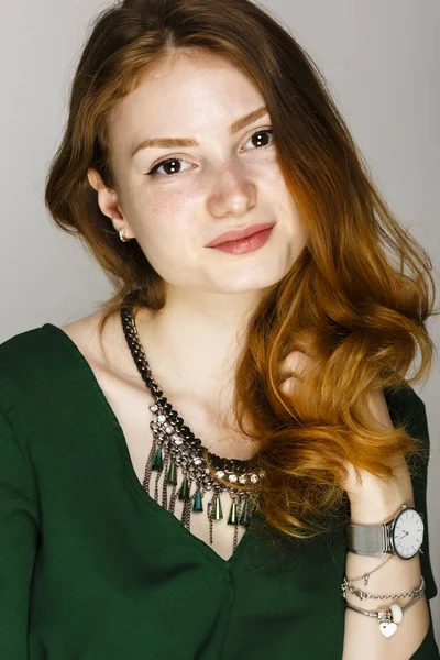 Porträt einer schönen Frau mit roten Haaren und Sommersprossen — Stockfoto