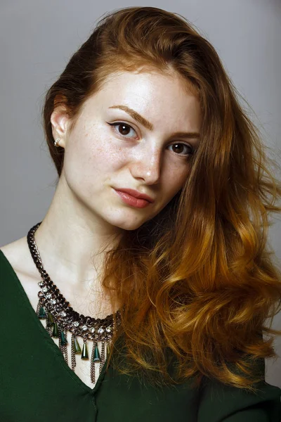 Portret van een mooie vrouw met rood haar en sproeten — Stockfoto