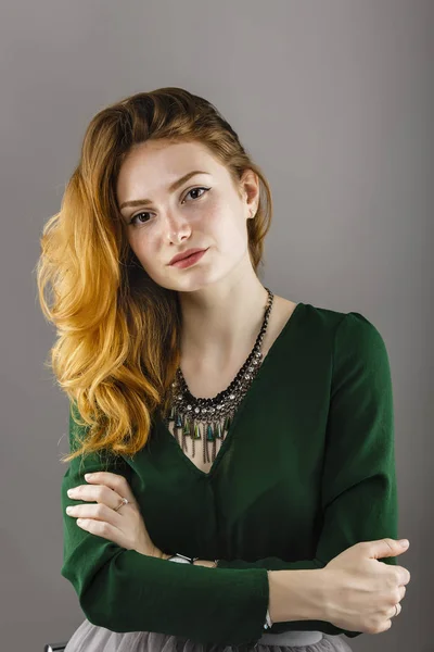 Portret van een mooie vrouw met rood haar en sproeten — Stockfoto