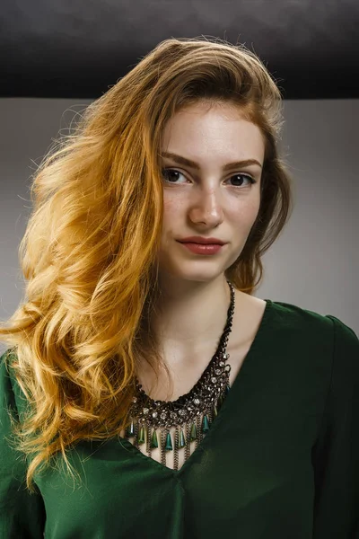 Retrato de uma mulher bonita com cabelo vermelho e sardas — Fotografia de Stock