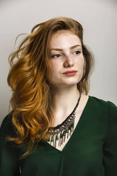 一个红色的头发和雀斑的美丽的女人的肖像 — 图库照片