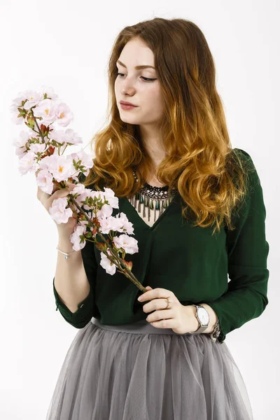 Retrato de uma bela mulher ruiva segurando uma flor nela — Fotografia de Stock