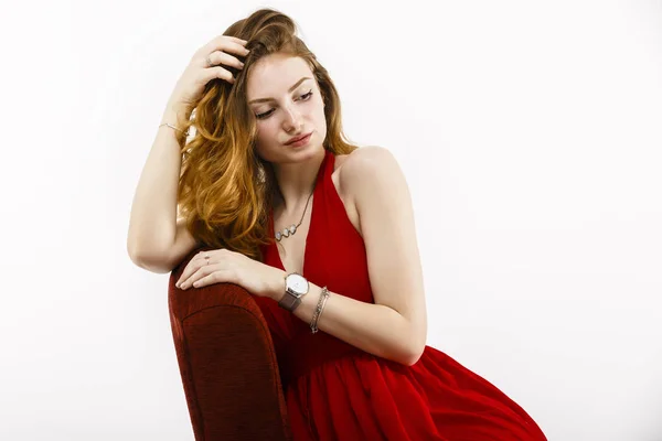 Retrato de uma mulher bonita com cabelo vermelho e sardas — Fotografia de Stock