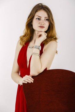 Kızıl saçlı ve çilli güzel bir kadın portresi