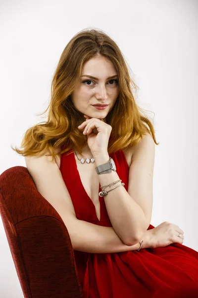 Retrato de una mujer hermosa con el pelo rojo y pecas —  Fotos de Stock