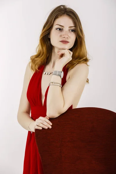 Retrato de uma mulher bonita com cabelo vermelho e sardas — Fotografia de Stock