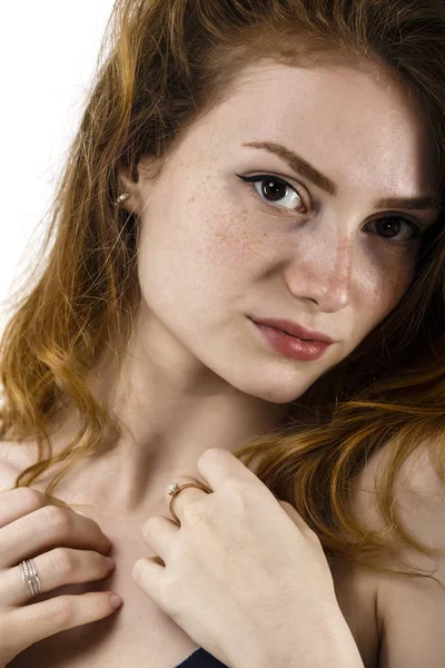 Retrato de una mujer hermosa con el pelo rojo y pecas —  Fotos de Stock